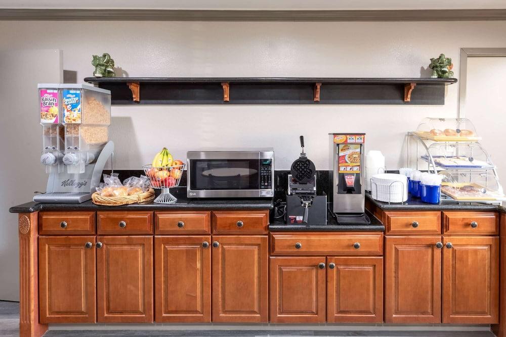 Best Western Plus Executive Residency Baytown Exterior photo
